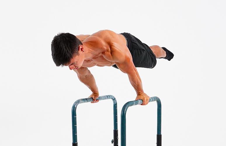 Atleta treinando calistenia